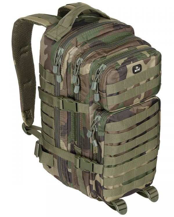 MFH batoh US Assault I woodland batoh US Assault I woodland  Batoh ASSALUT je odolný proti vodě s objemem 30l. Všechny prostory jsou uzavřeny robustním 2-pásmovým zipem. Ergonomicky tvarované ramenní popruhy jsou polstrované a nastavitelné. Polstrovaná záda s nastavitelným popruhem kolem pasu. Díky řadě bočních kompresních popruhů dává možnost připojit další zařízení prostřednictvím nylonových popruhů MOLLE a D-kroužků. Batoh je ideální pro vojenství