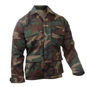 ROTHCO blůza US BDU R/S woodland XXXL Blůza US typ BDU WOODLAND  Velmi kvalitně provedená blůza typu BDU (Battle Dress Uniform) od americké firmy Rothco. Oproti blůzám od konkurenčních výrobců se vyznačují vysokou stabilitou barev. Je velmi pohodlná a vhodná téměř do každého klima i k různorodým aktivitám. Doporučujeme k celkově vysoké kvalitě zpracování.    zapínání na knoflíky zakryté klopou čtyři velké vakové kapsy se zapínáním na knoflíky pásky pro zůžení pasu a lemů rukávů zesílená látka na loktech dvojitě prošité švy   Materiál:   55 % bavlna