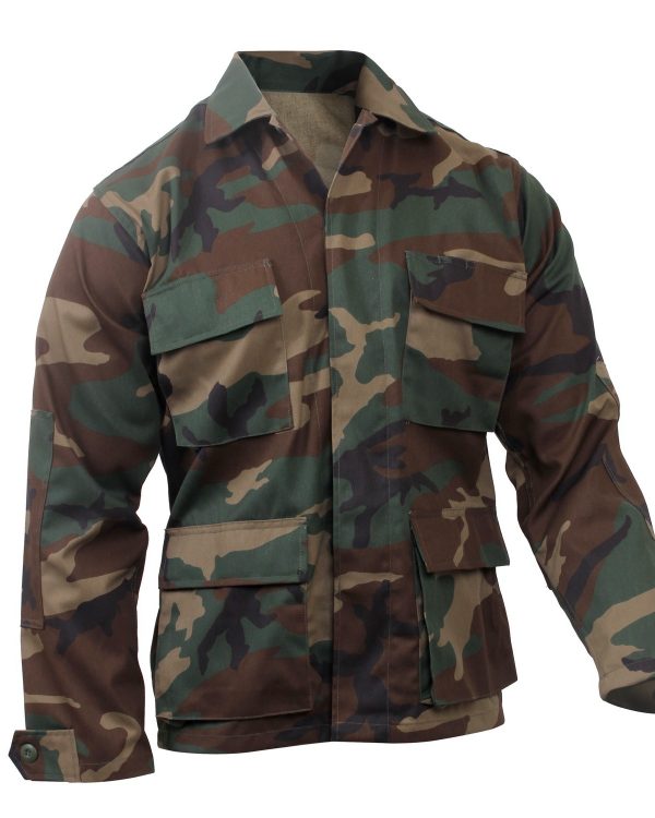 ROTHCO blůza US BDU R/S woodland XXXL Blůza US typ BDU WOODLAND  Velmi kvalitně provedená blůza typu BDU (Battle Dress Uniform) od americké firmy Rothco. Oproti blůzám od konkurenčních výrobců se vyznačují vysokou stabilitou barev. Je velmi pohodlná a vhodná téměř do každého klima i k různorodým aktivitám. Doporučujeme k celkově vysoké kvalitě zpracování.    zapínání na knoflíky zakryté klopou čtyři velké vakové kapsy se zapínáním na knoflíky pásky pro zůžení pasu a lemů rukávů zesílená látka na loktech dvojitě prošité švy   Materiál:   55 % bavlna