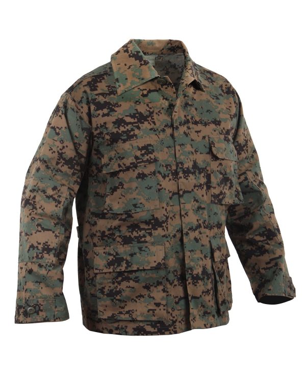 ROTHCO blůza US BDU Digital woodland XXXL Blůza US typ BDU DIGITAL WOODLAND  Velmi kvalitně provedená blůza typu BDU (Battle Dress Uniform) od americké firmy Rothco. Oproti blůzám od konkurenčních výrobců se vyznačují vysokou stabilitou barev. Je velmi pohodlná a vhodná téměř do každého klima i k různorodým aktivitám. Doporučujeme k celkově vysoké kvalitě zpracování.    zapínání na knoflíky zakryté klopou čtyři velké vakové kapsy se zapínáním na knoflíky pásky pro zůžení pasu a lemů rukávů zesílená látka na loktech dvojitě prošité švy   Materiál:   55 % bavlna