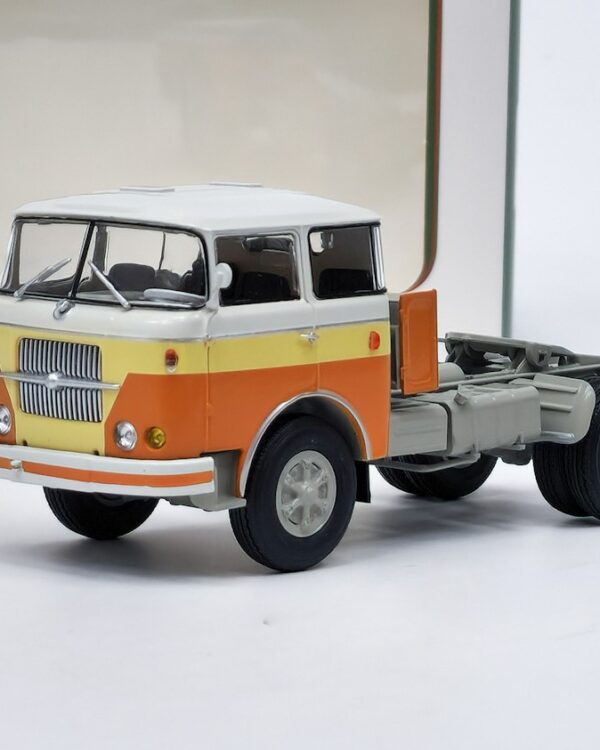 model Škoda Liaz 706 RTTN tahač Avtoistoria béžový/oranžový Škoda LIAZ 706 RTTN Tahač - Oranžová/bílá MODIMIO 1:43    Sběratelský kovový model nákladního vozu Škoda LIAZ 706 RTTN